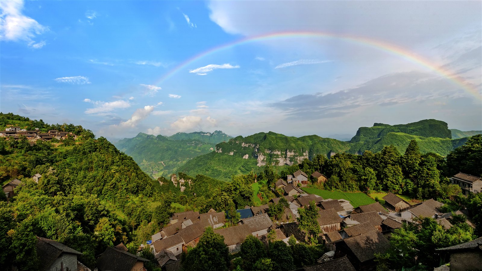 双龙镇彩虹下的山谷村寨